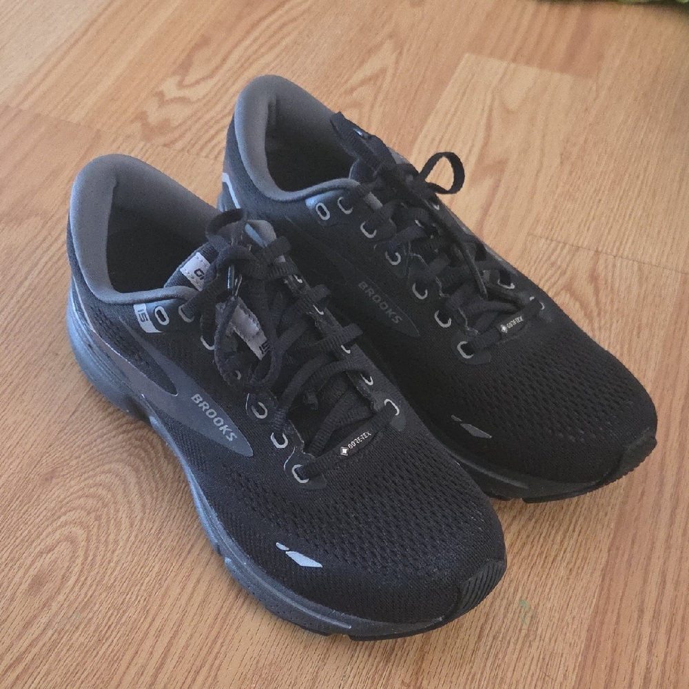 Brooks Men's Black Sneakers